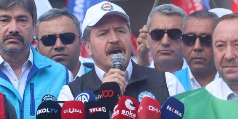 akpye-yakin-sendika-da-dayanamadi-sadece-memur-ve-emekliler-mi-butceye-yuk-oluyor-Px9JQ8Ge.jpg