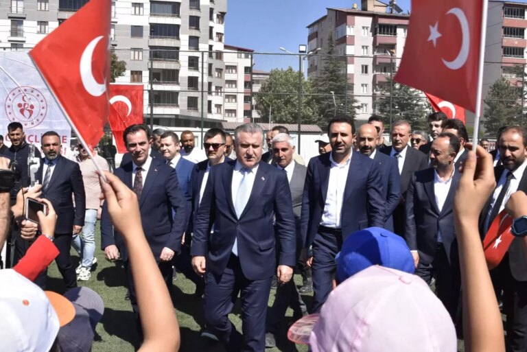 bakan-bak-bitliste-yeni-spor-yatirimlarini-duyurdu-jXf5BeYq.jpg
