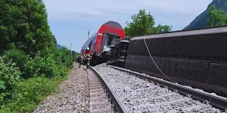 danimarkada-tren-raydan-cikti-olu-ve-yaralilar-var-IinRPusN.jpg