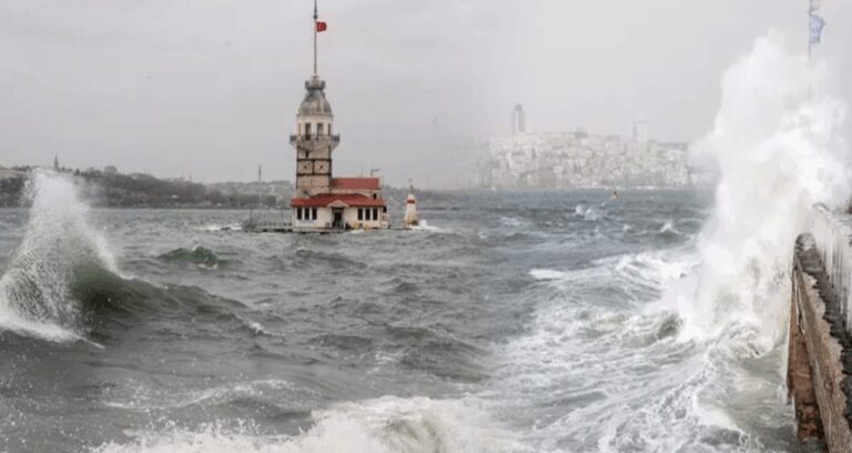 istanbul-gune-ruzgarla-uyandi-hizi-70-kilometreyi-bulacak-nP943e7M.jpg
