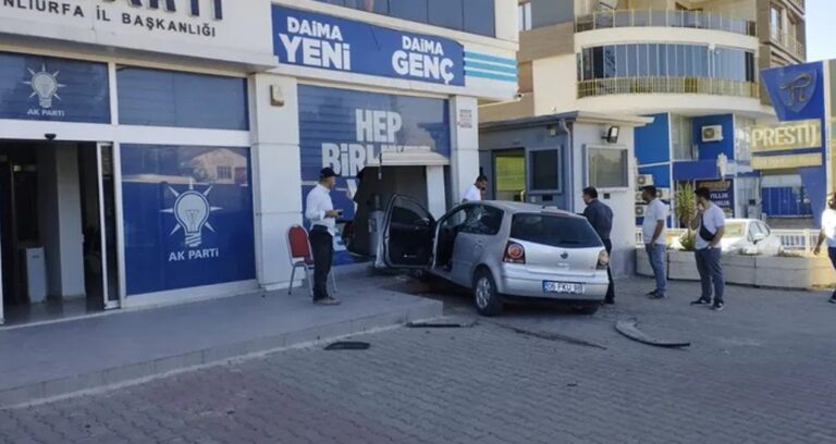 kontrolden-cikan-arac-akp-binasina-girdi-3-yarali-OKpuk34c.jpg