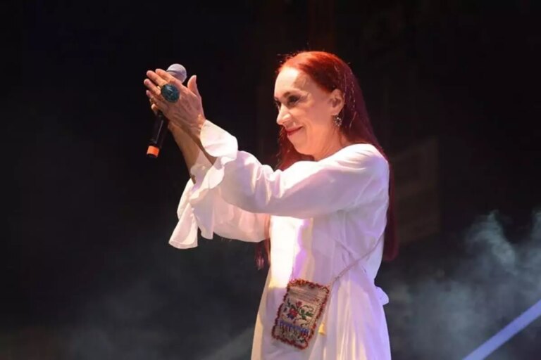 leman-sam-konser-verdigi-ilimizde-sahneden-belediyeyi-bombaladi-uDDLHGaL.jpg
