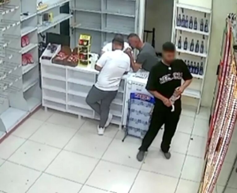 arnavutkoyde-hirsizlik-ani-kamerada-icedXLyZ.jpg