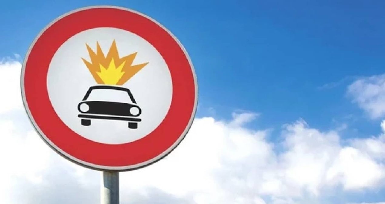 bu-trafik-levhasini-goren-aracindan-inip-tekrar-bakiyor-iste-anlami-U3B3MDjY.jpg