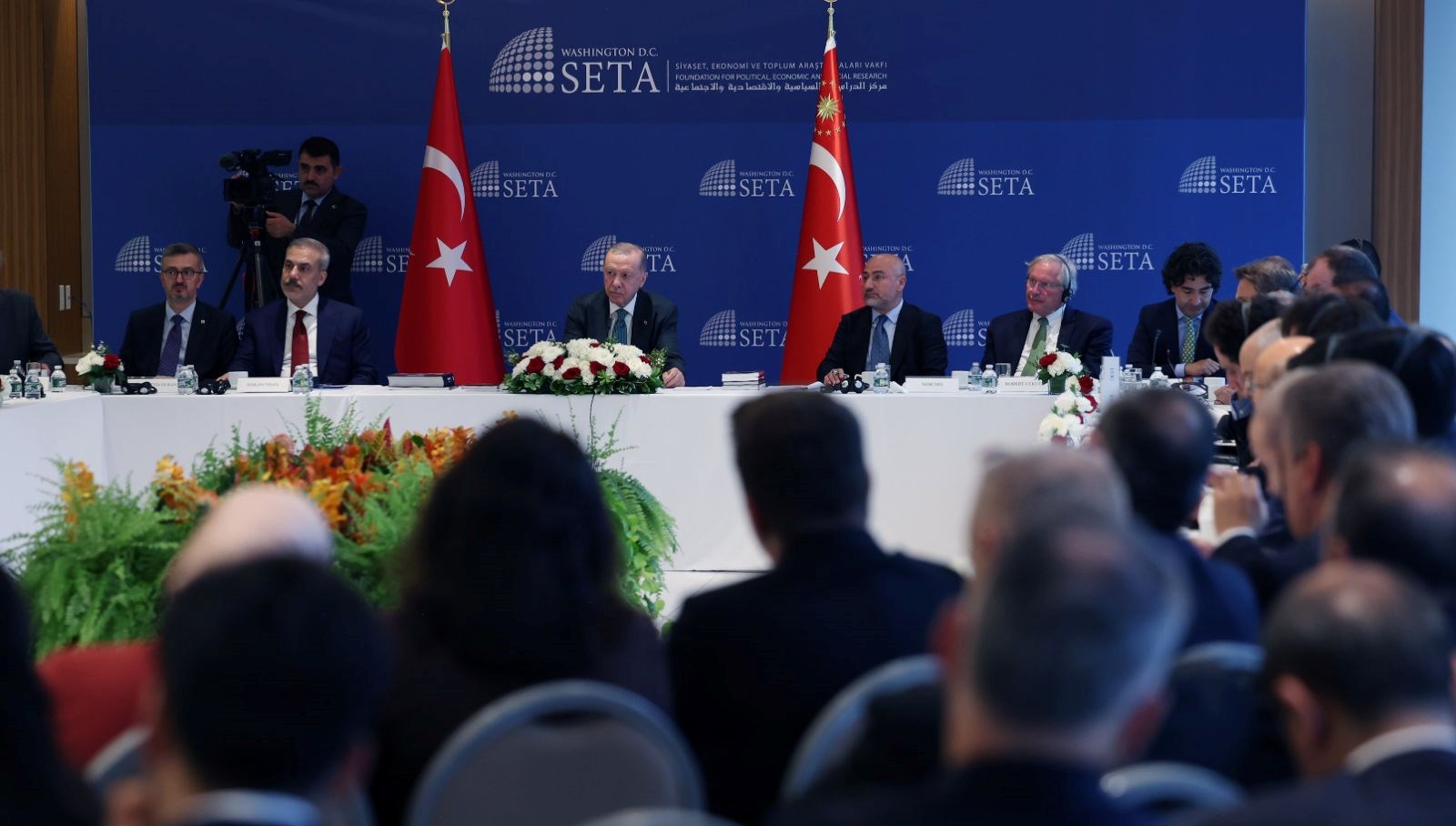 cumhurbaskani-erdogan-abdli-dusunce-kurulusu-temsilcileriyle-bir-araya-geldi-YrhQ9Xg3.jpg