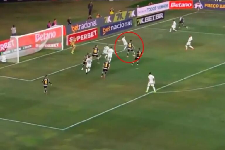 galatasarayin-kovar-gibi-yolladigi-futbolcu-ilk-macinda-topukla-gol-atti-csiU6lqz.jpg