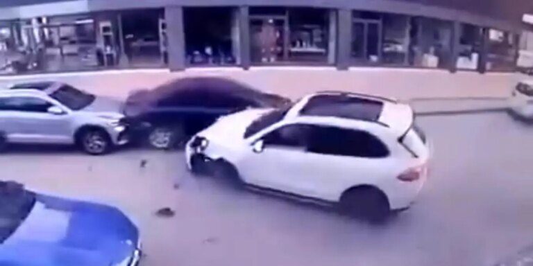 tokatta-luks-porsche-cipin-tekerle-carpisma-sonucu-koptu-2lX2qbtJ.jpg