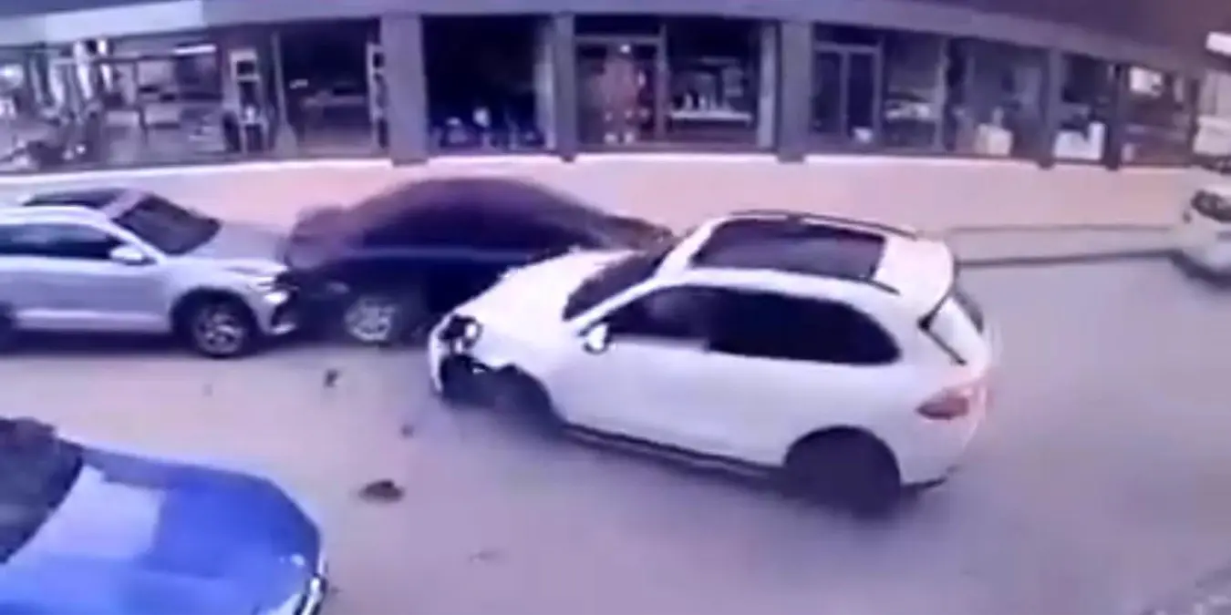 tokatta-luks-porsche-cipin-tekerle-carpisma-sonucu-koptu-2lX2qbtJ.jpg
