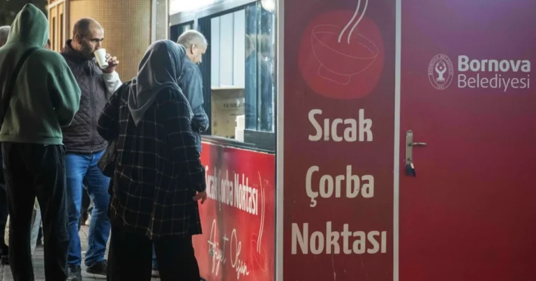 izmir-bornovada-vatandaslara-sicak-corba-ikrami-basladi-IaJdeyEE.webp