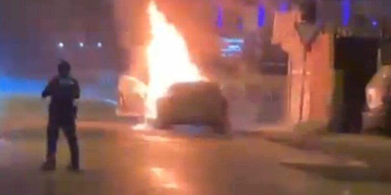 park halindeki otomobil alev topuna dondu 9jNlCBaa.jpg