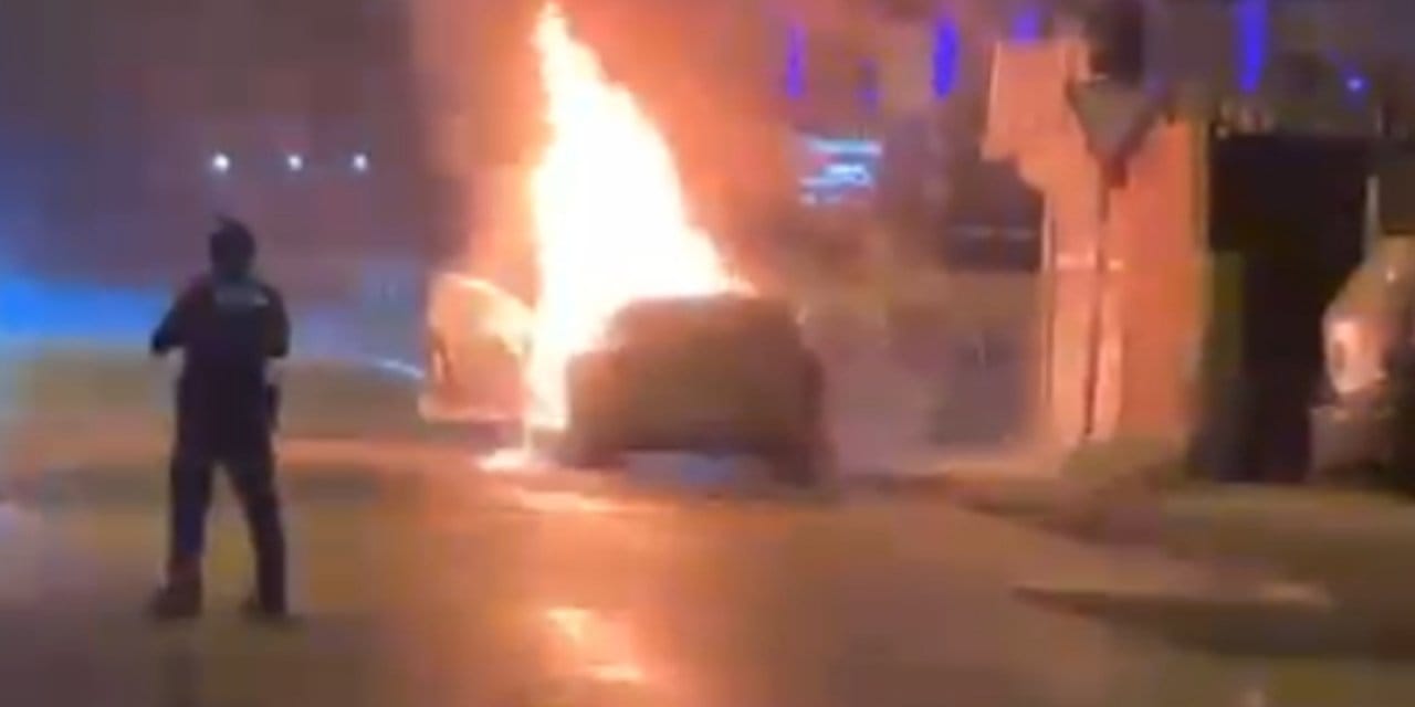 park halindeki otomobil alev topuna dondu 9jNlCBaa.jpg