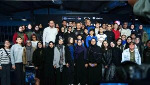 turkiyenin ilk astronotu alper gezeravci ogrencilerle uzay deneyimlerini paylasti kQyrvPVn.jpg