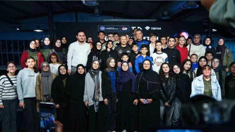 turkiyenin ilk astronotu alper gezeravci ogrencilerle uzay deneyimlerini paylasti kQyrvPVn.jpg