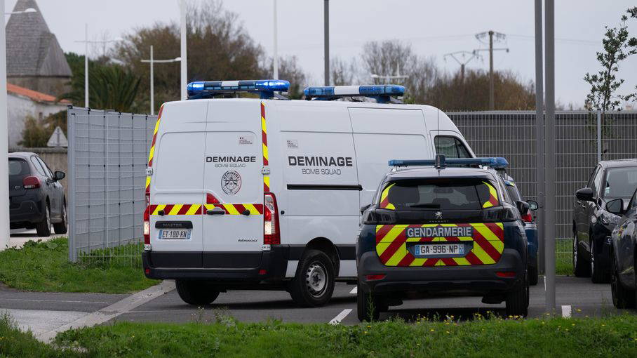 fransada surucu kalabaligin uzerine arabayla daldi ET8tHb4n.jpg