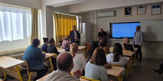 ogretmenler proje uretimi icin bir araya geldi 1dINLGYw.jpg