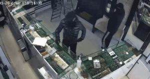 basaksehirde-film-sahnesi-gibi-kuyumcuya-soygunu-Q6ehi8N5