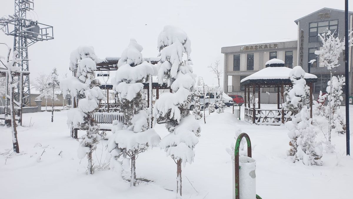 Van’da Etkili Kar Yağışı 93 Yerleşim Yerinin Ulaşımını Engelledi