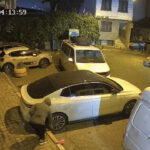 is-insanin-yeni-aldigi-arabasinin-lastiklerini-patlattilar-polis-maskeli-iki-kisiyi-ariyor-tg9S3zLp