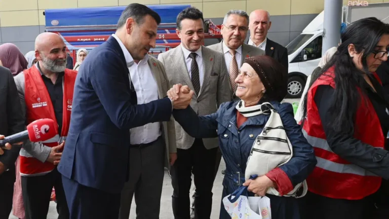 ozgur-celikten-esnaf-ziyareti-pazardaki-yangini-goruyoruz-aHmjs2bO