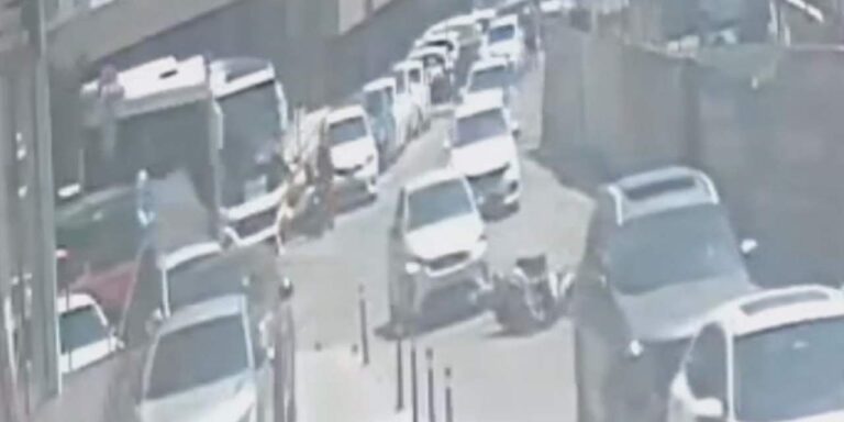 yirtilan-afis-kazaya-neden-oldu-motosikletli-kadin-yaralandi-pUXyMA1k